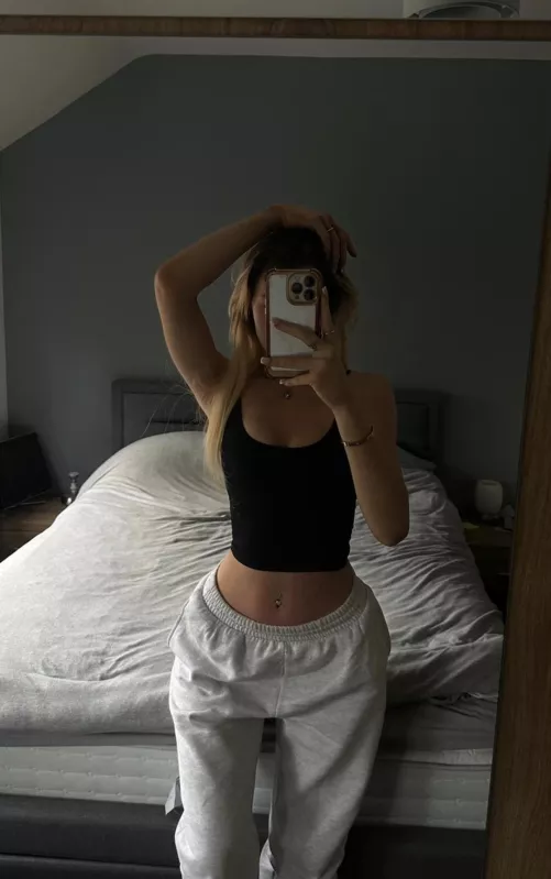 does this crop top do me justice as a small teen by Charming-Fact-9794