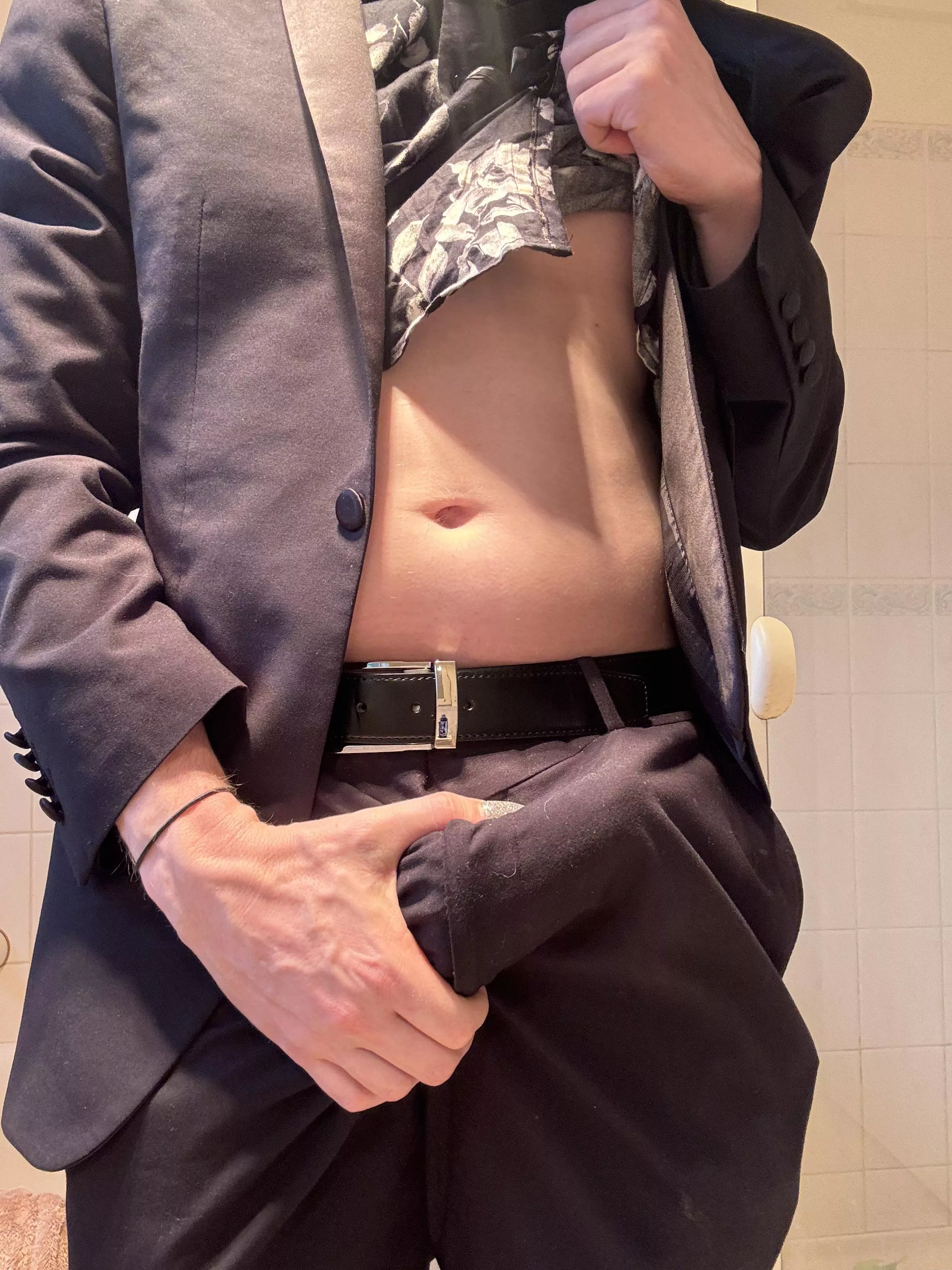 Suit can’t keep it in! posted by randorred