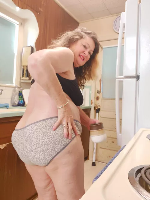 You can look at my panties to give me some cream by blondiedi1223