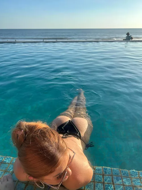 come swimming with me  by Peachygigi69