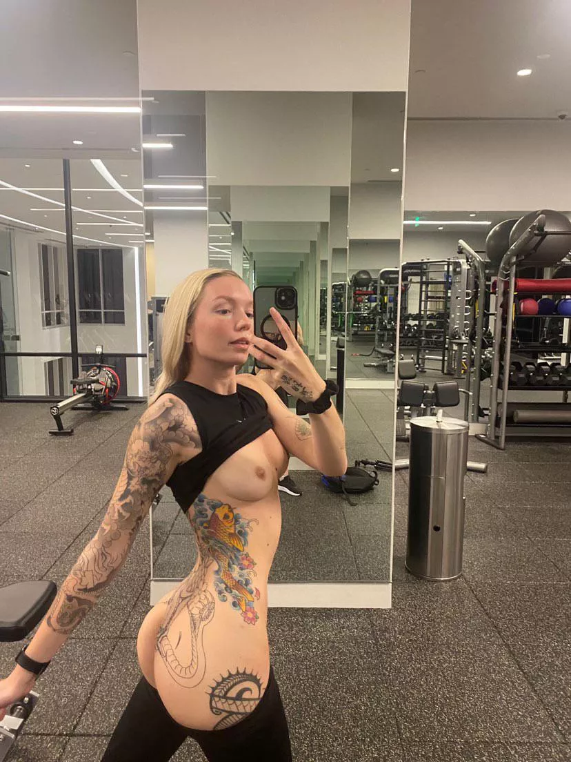 Gym selfie  posted by BarbieInParadise