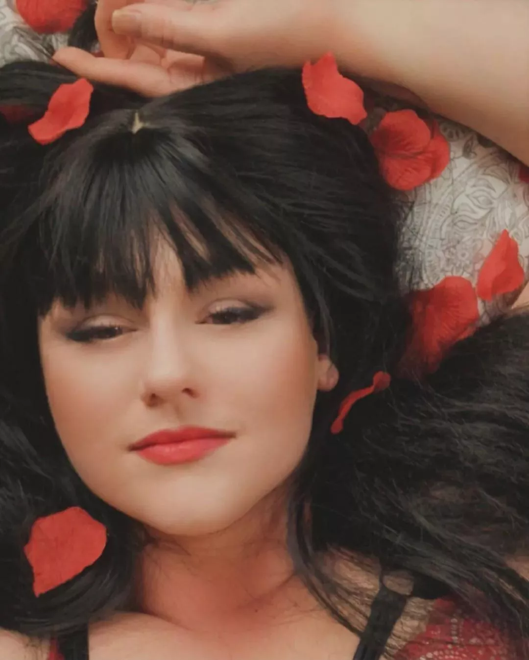 Happy St George's day to the English ones! I thought being covered in rose petals was quite fitting  posted by MissMollyPlusSize