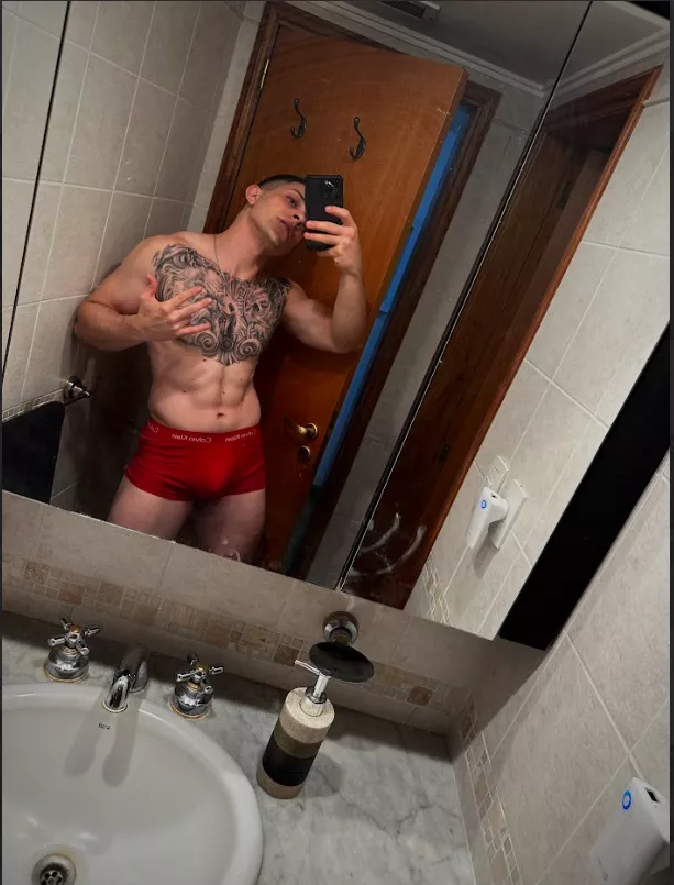 It's not the best pic, but i think my bulge looks huge 🙈😝 posted by itstroyleblanc