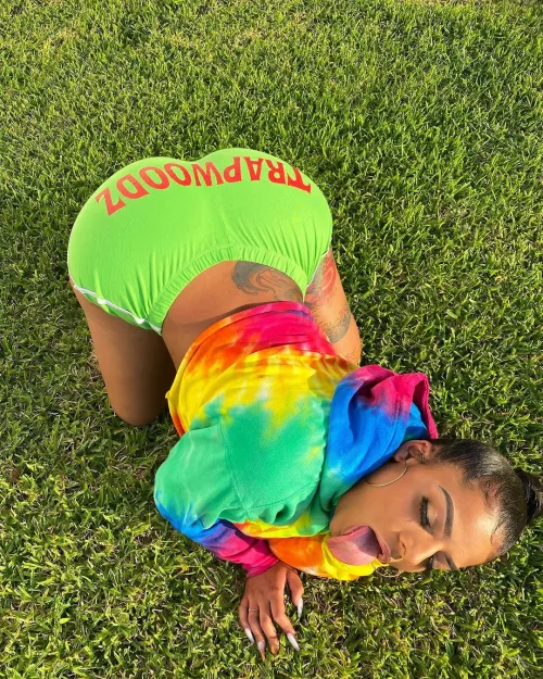 What color should I wear to compliment my brunette bush? by FlirtyWhisperer