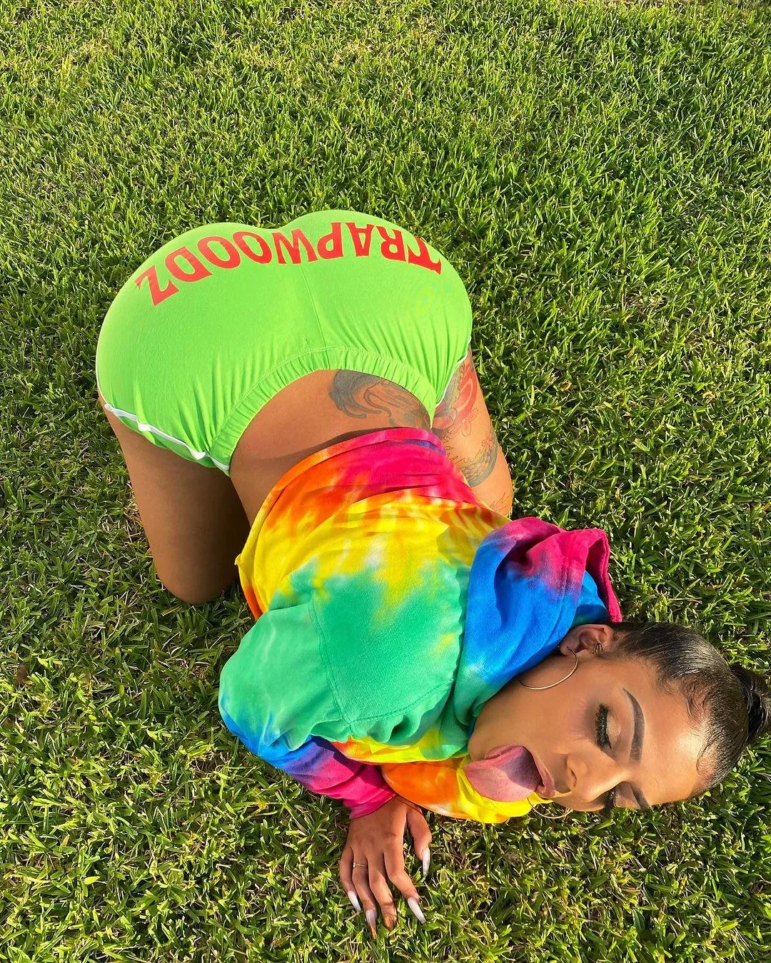 What color should I wear to compliment my brunette bush? posted by FlirtyWhisperer