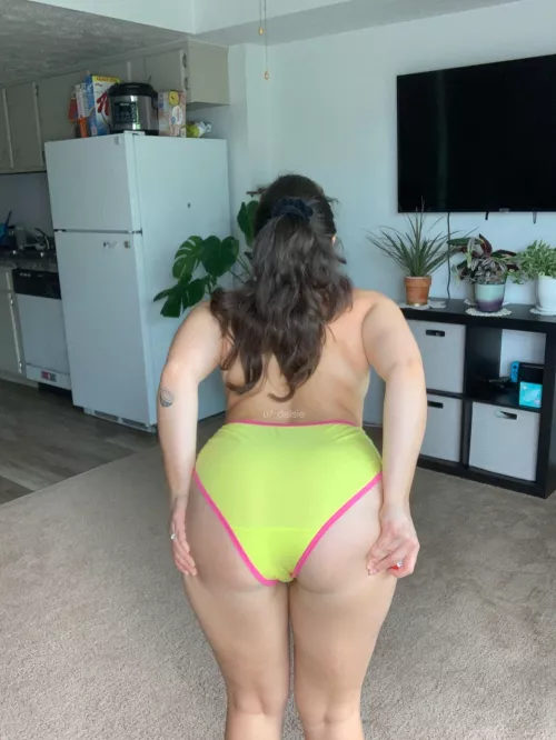 yellow...is it me you're looking for?🎵 by _daisie