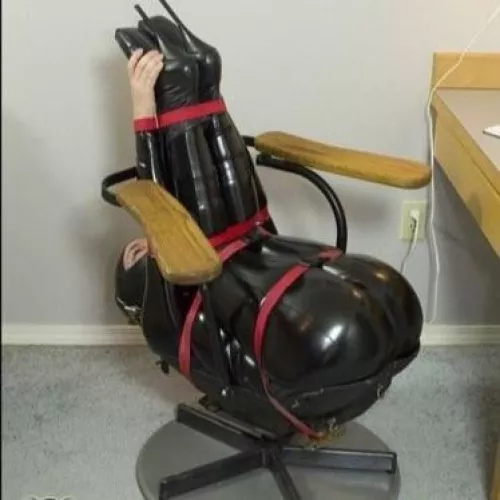 An amazing chair by latexrub