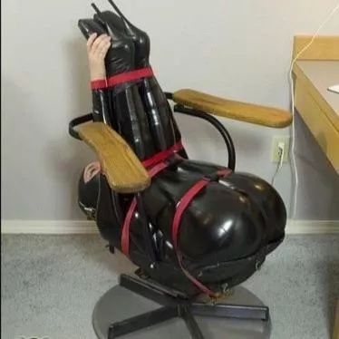 An amazing chair posted by latexrub