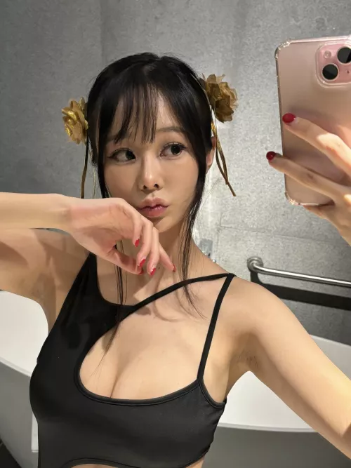 Are you into petite 19yo teens with soft armpits like me? by xoo_Chloe