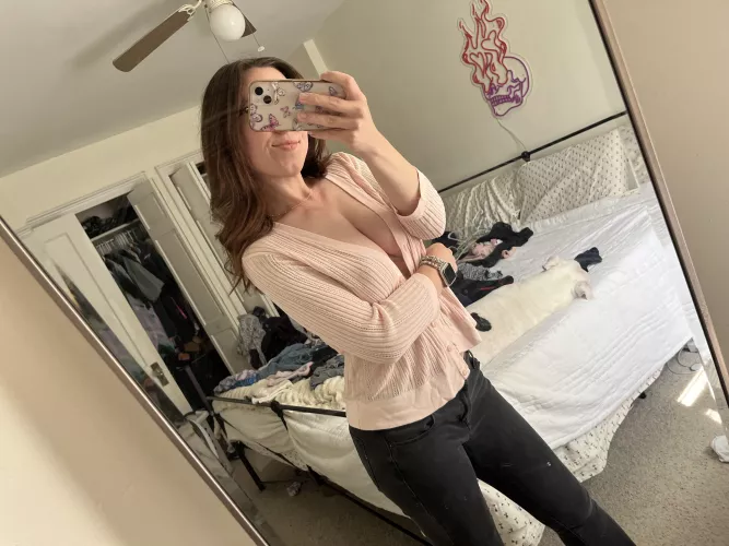 Is it just me or does brunette hair look so nice with the color pink 🥰 by emmablack18