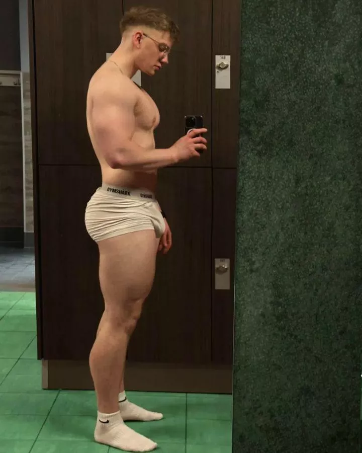 Keep your eyes on me!  posted by leo_camileo