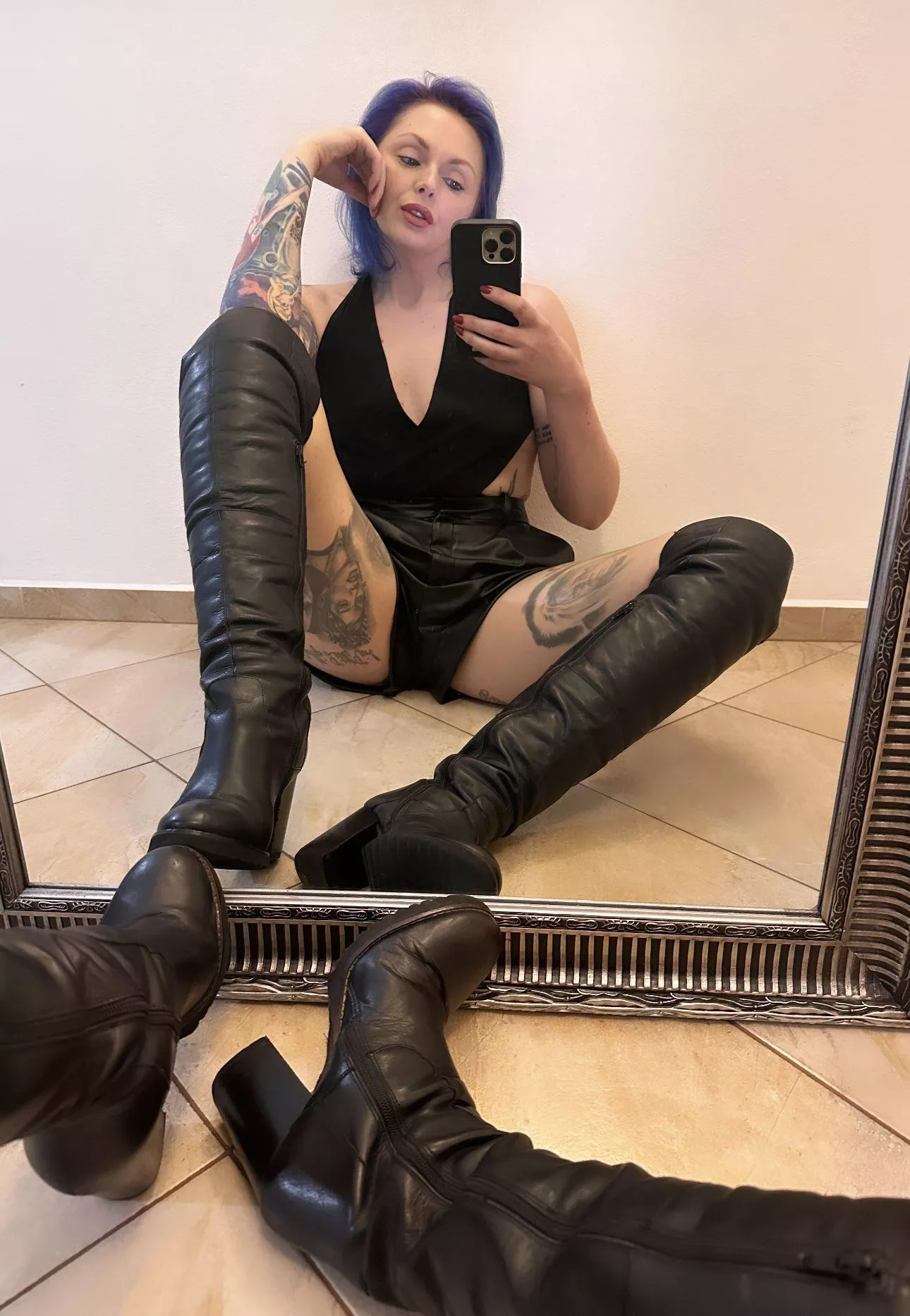Leather shorts and thigh highs posted by theinkedsiren1