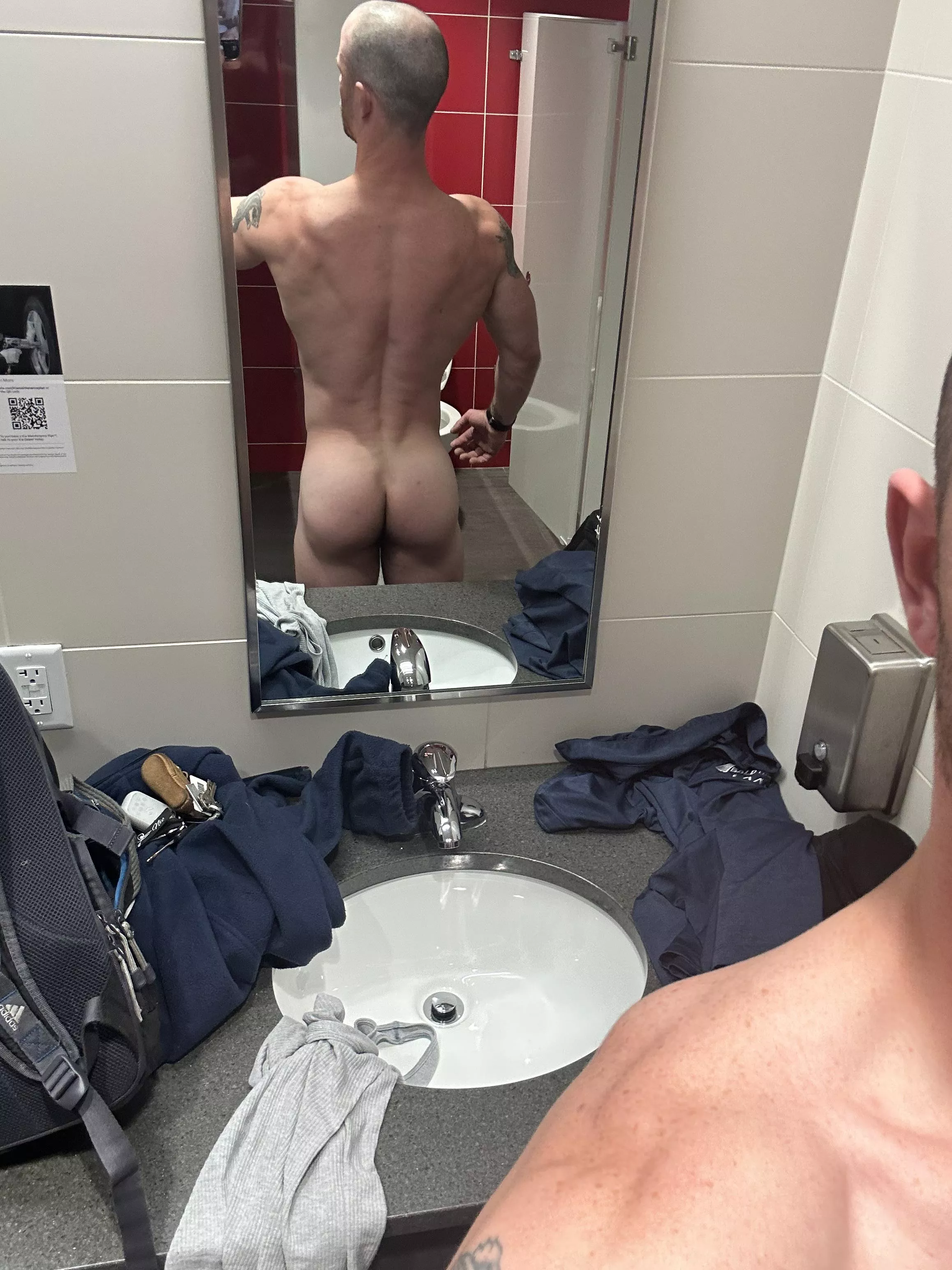 Love being fully naked in the gym  posted by littlenicky420