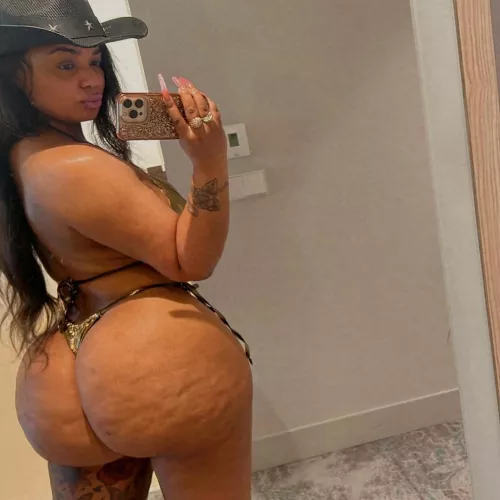 So juicy 🍑🍑💦💦 by Disastrous_Leave_727