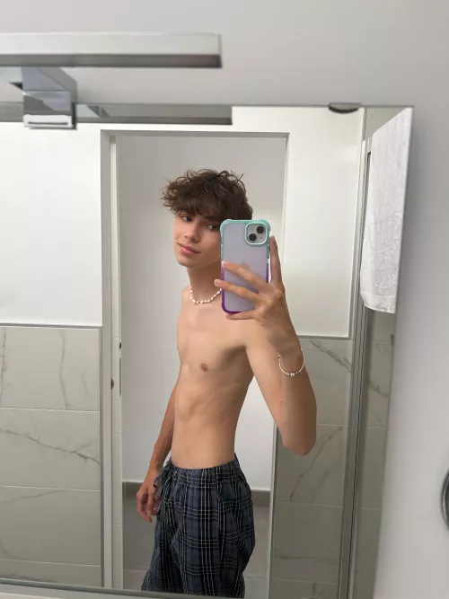 Do you find my 19yo125lbs twink body tempting and want to give it some love? by SpicySisterxo_