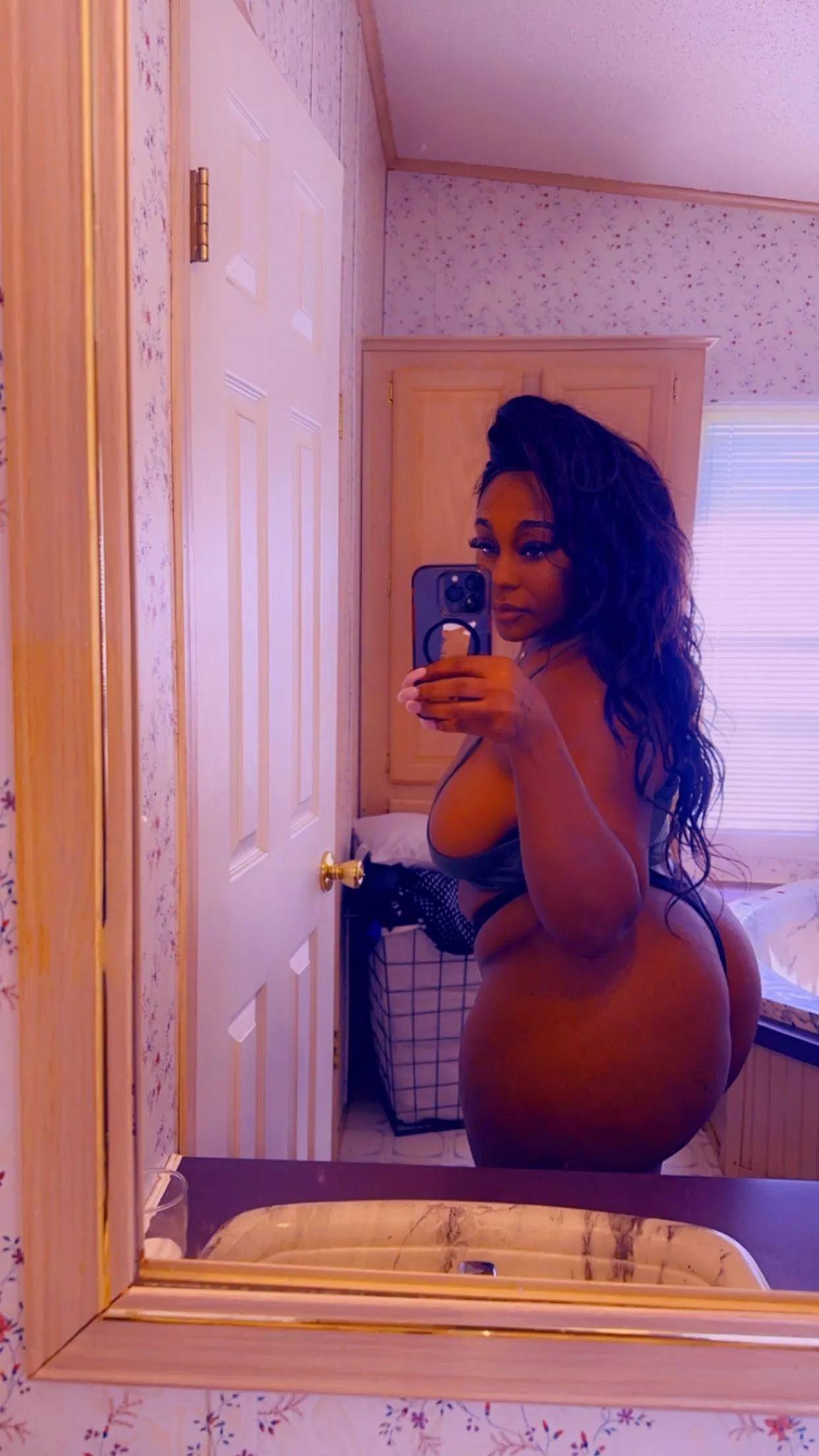 Do you like my curves? posted by aikai278