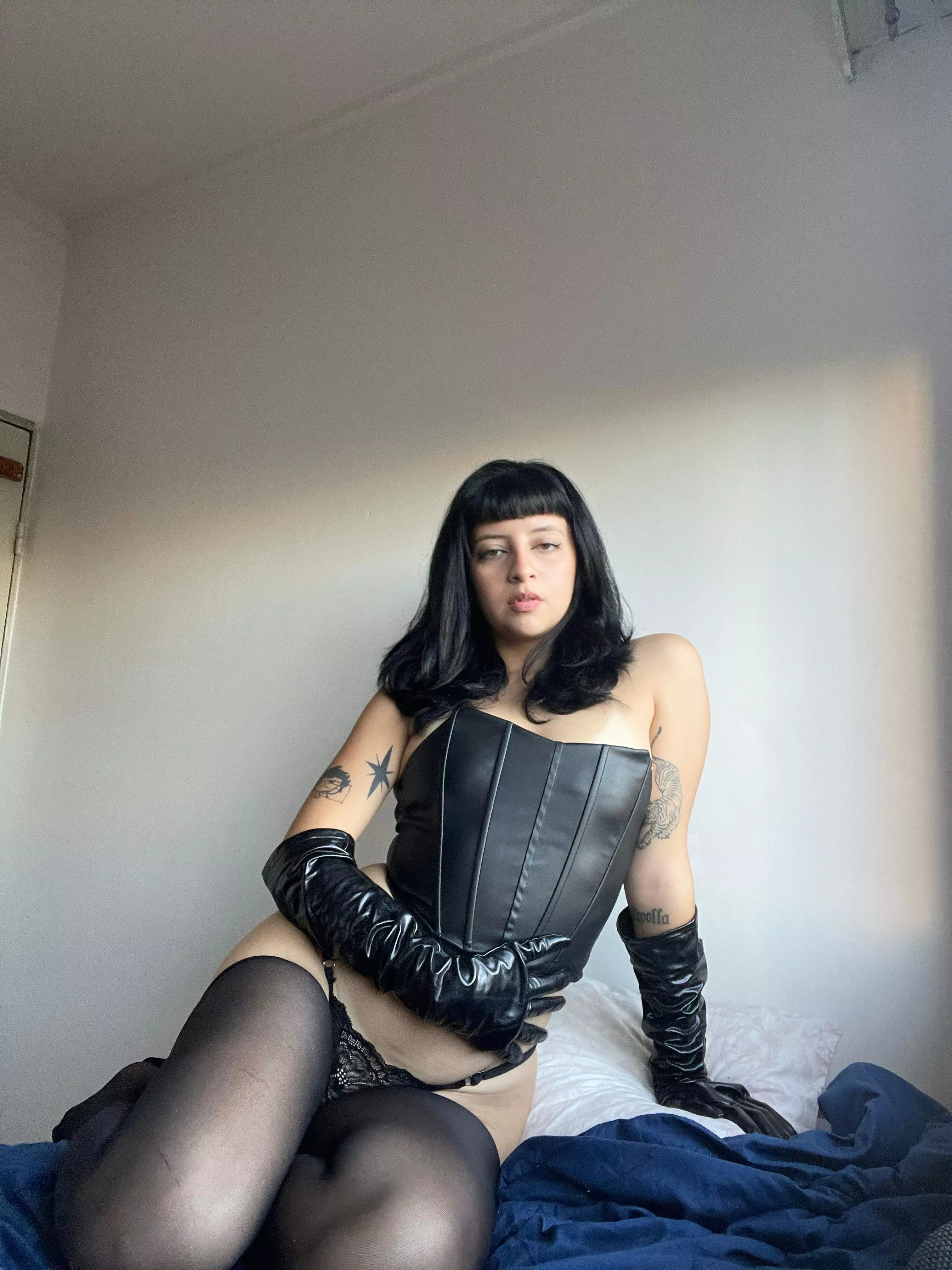 Do you like this white corset on me? posted by venusazoraa