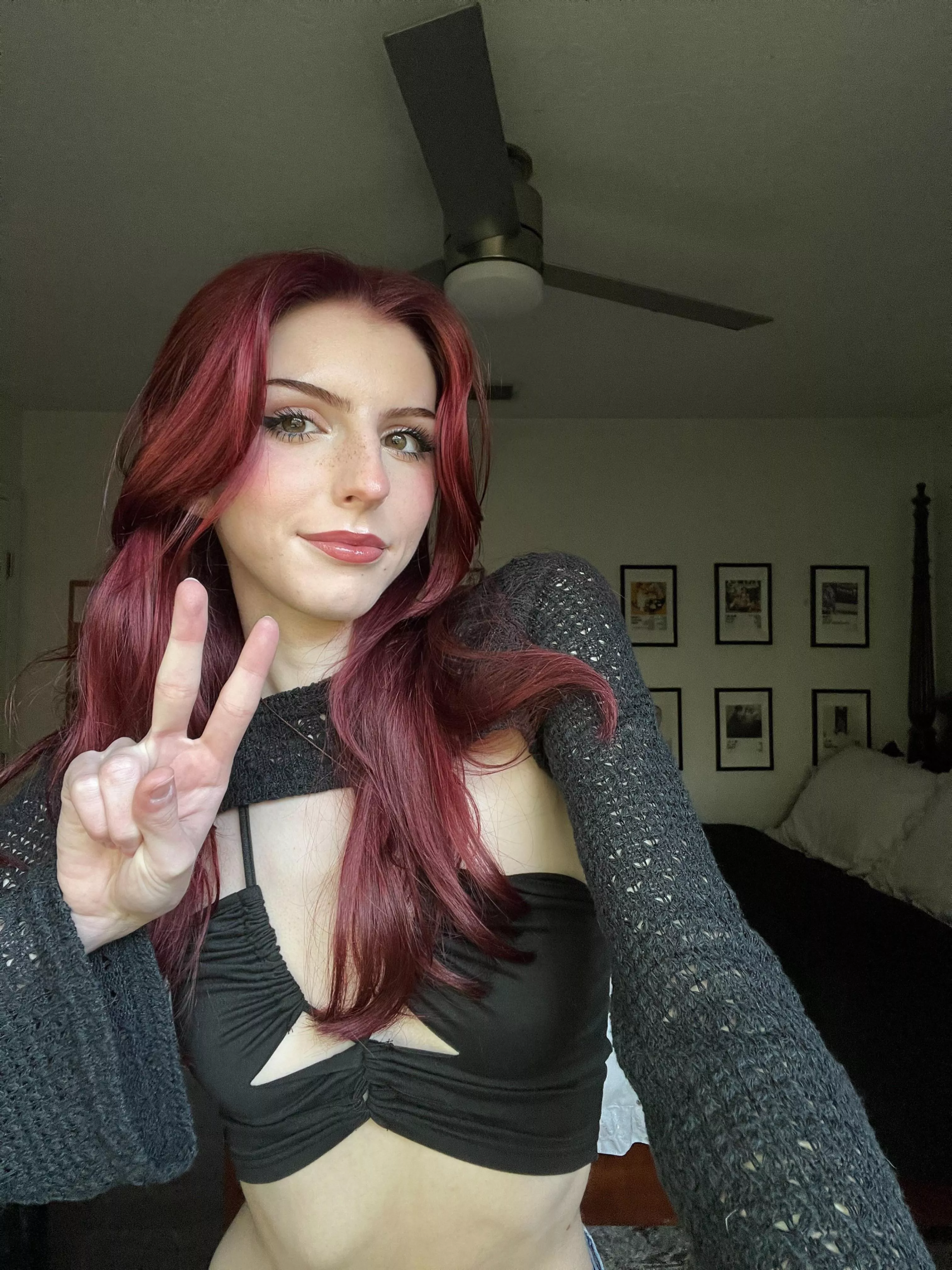 hope you’re a fan of black crop tops posted by r3dh3ads1vt