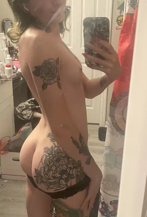 Messy bathroom selfie by Petitepokegal