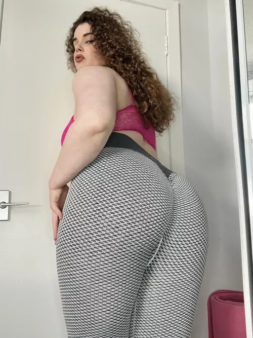 New pants, how do I look? by hiptqueen