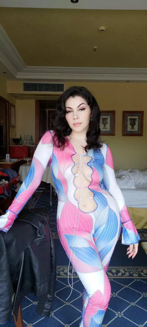 That navel🇮🇹😋🔥💦💦💦 by Fast-Assumption-7336