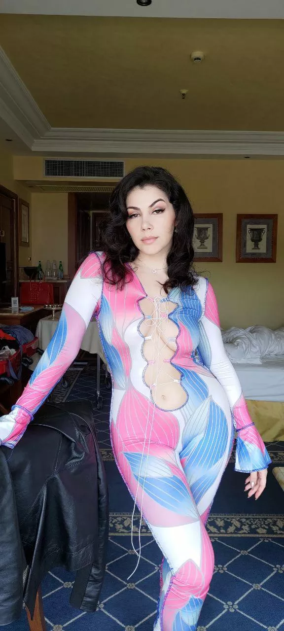 That navel🇮🇹😋🔥💦💦💦 posted by Fast-Assumption-7336