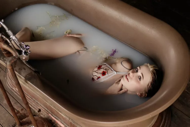 Would you come to tub with me? by SexyHottieGlowing