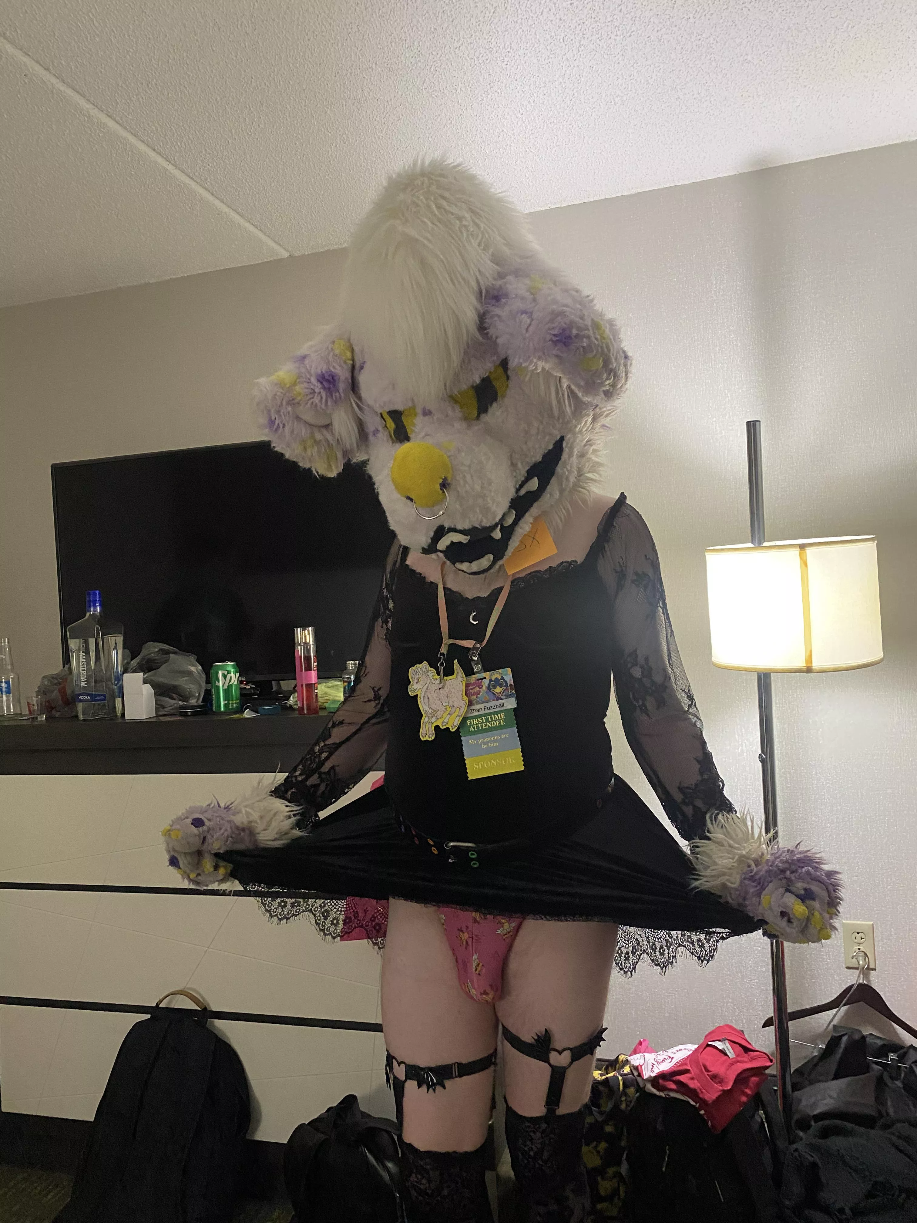 Yeen in his undies once again, check body text ;3 posted by ZhanFuzz