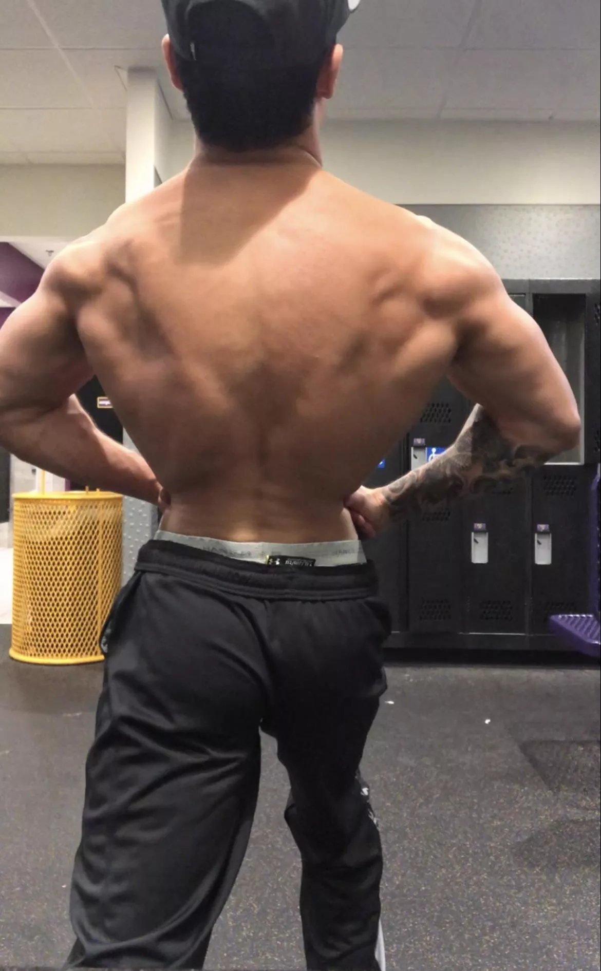 Always see guys get a boner when they see my back all flexed up 😈 posted by TheeGuyDerek