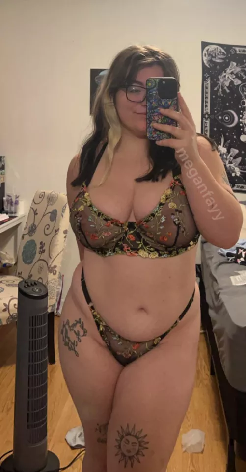 Are chubby curvy girls your type? by meganfayy