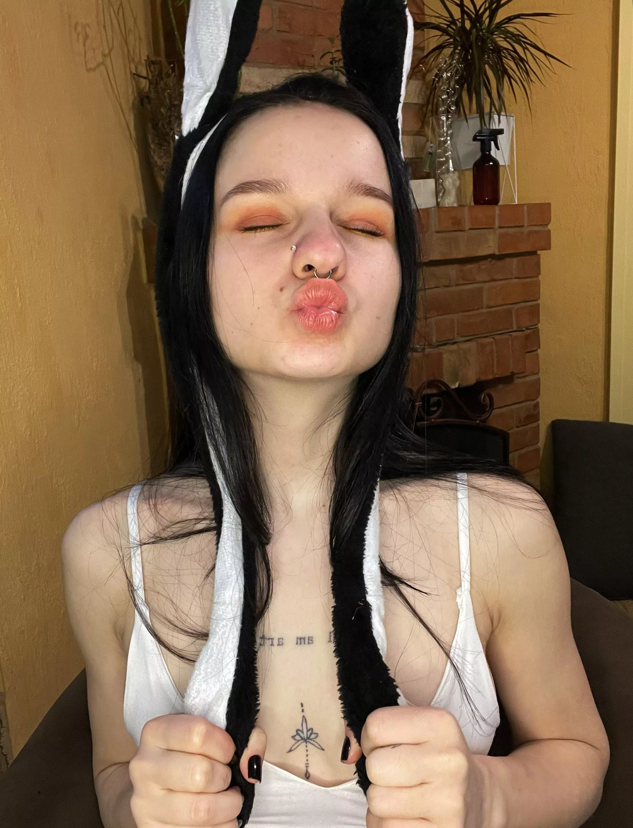 Come here I'll kiss you posted by Fallingwrath351