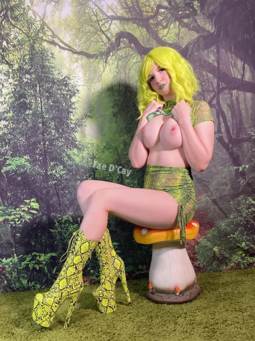 Green snake girl by FaeDCay