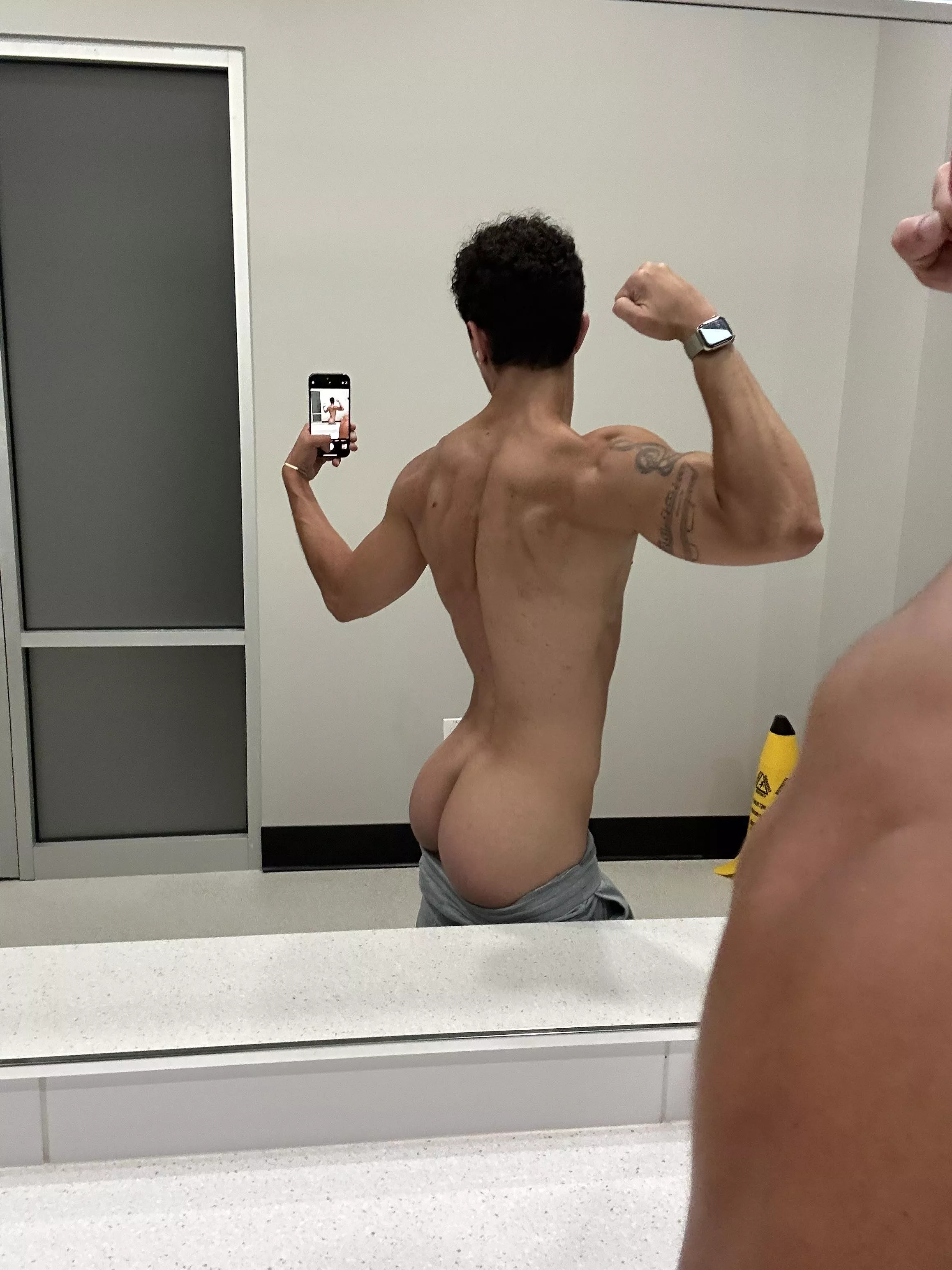 Guy ✅ behind ✅ posted by musicmantx8