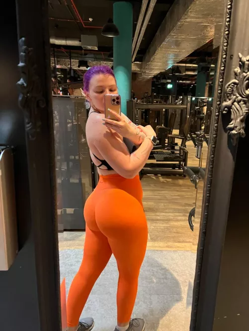 I like to wear tight clothes by dongle_of_miranda