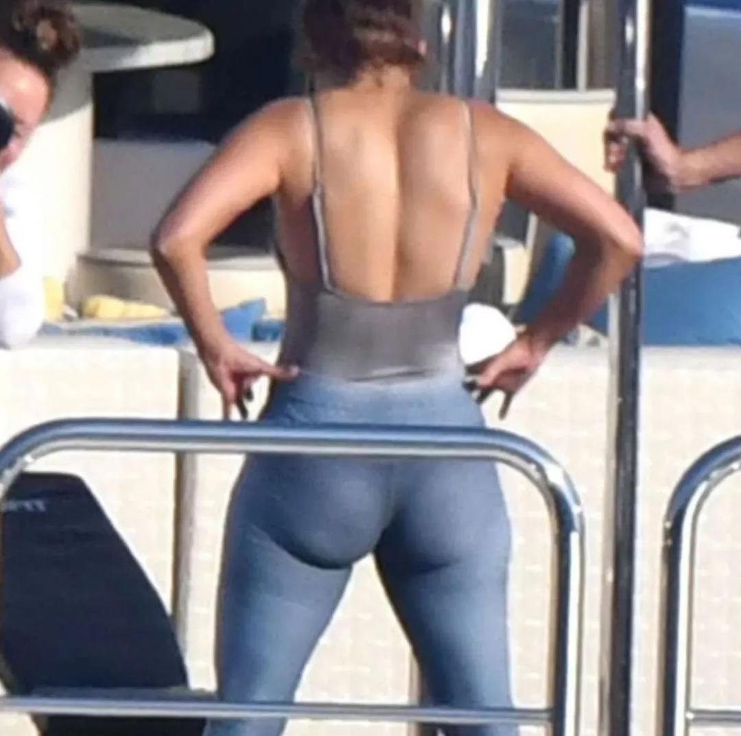 Jennifer Lopez posted by Only-Bug7245