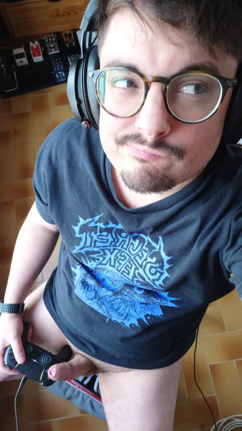 Nothing to see here, just a gaymer in his natural habitat 🎮 by Yavos04