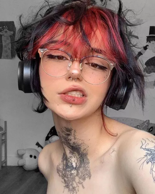 Who's she? by Kaibun_360