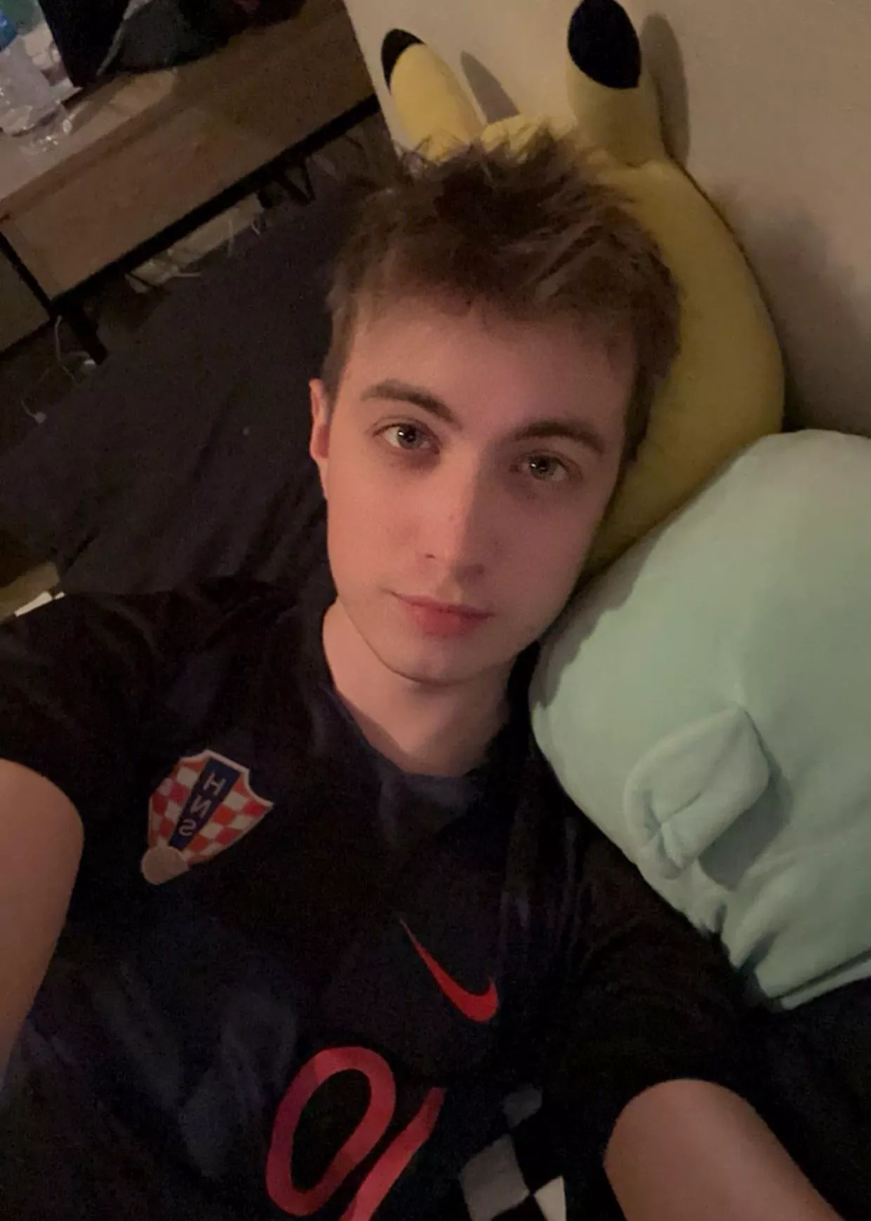 25, big bros or dads dm me :) posted by Less_Reflection946