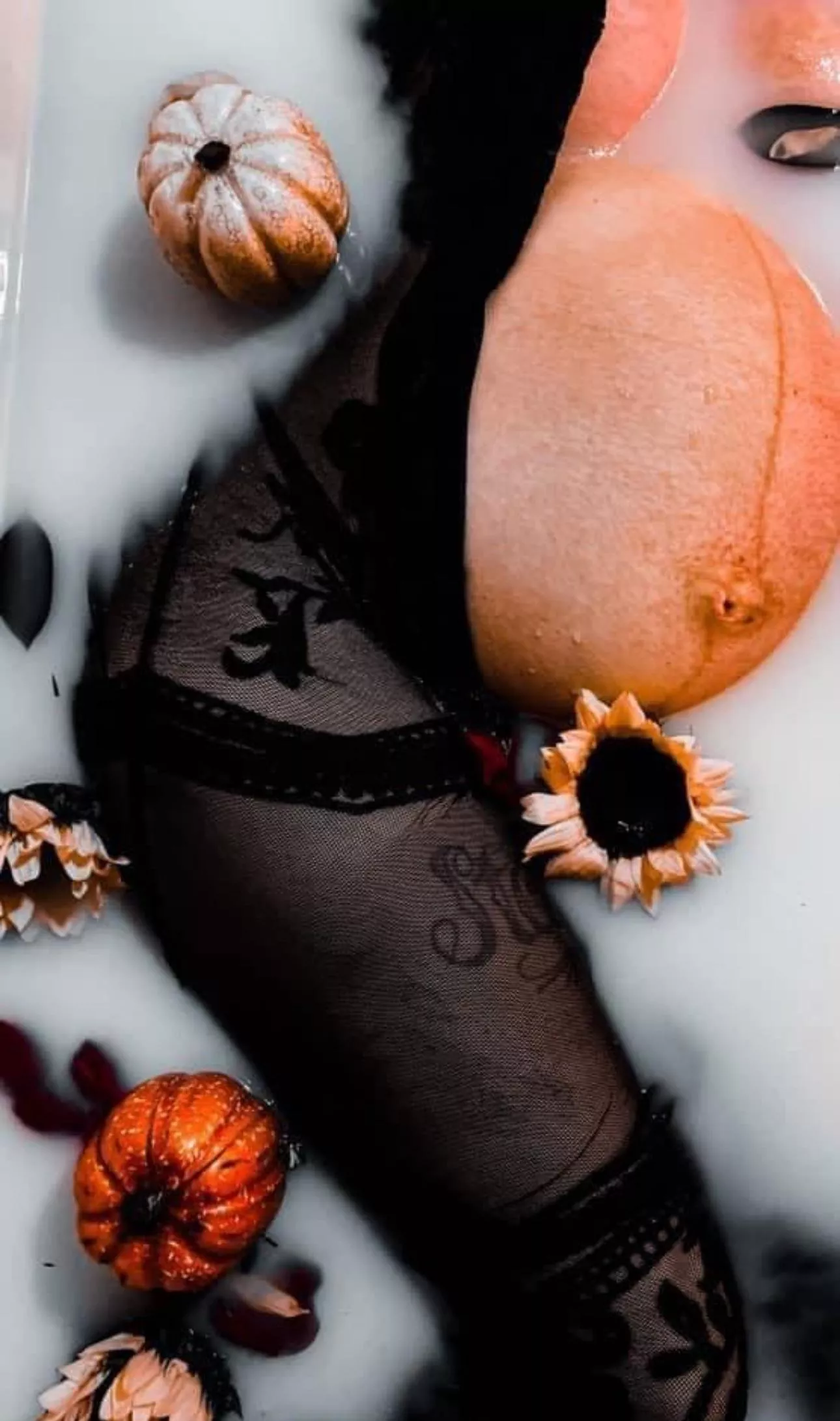 36 weeks pregnant ☺️ posted by TinyHornsBigbooty