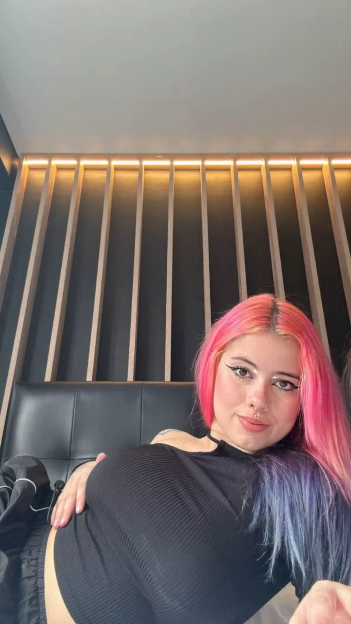 I think this pink hair really suits me posted by Buttacup41