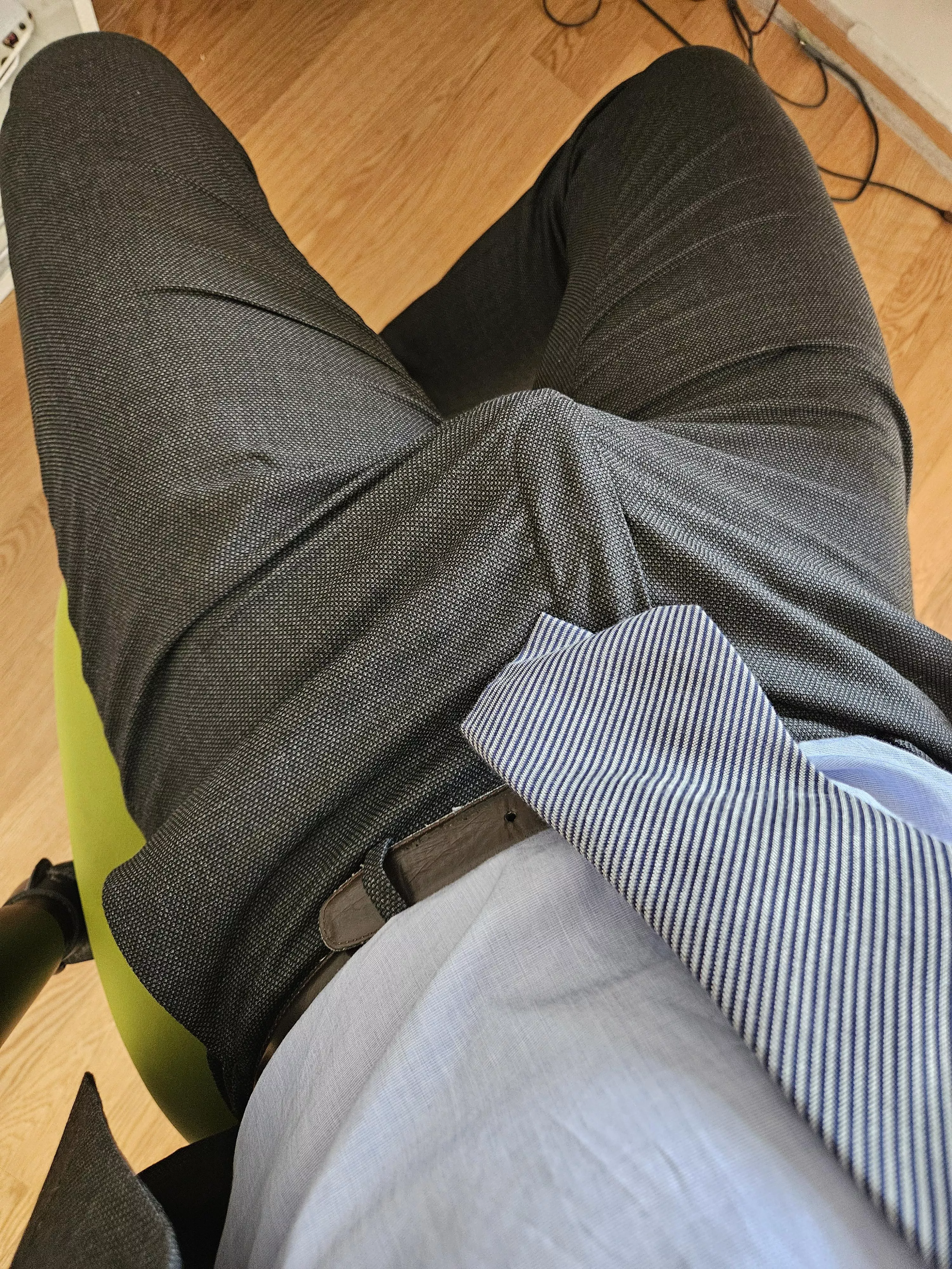 Ties always point to the cock posted by uporabnik1234