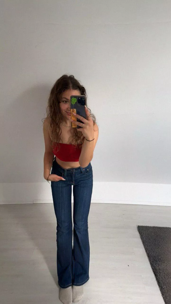 Always a comfy day in my crop top posted by Jesse47174