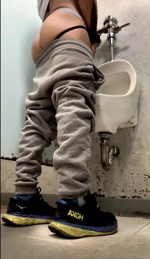 Bathroom break  by jluis2024