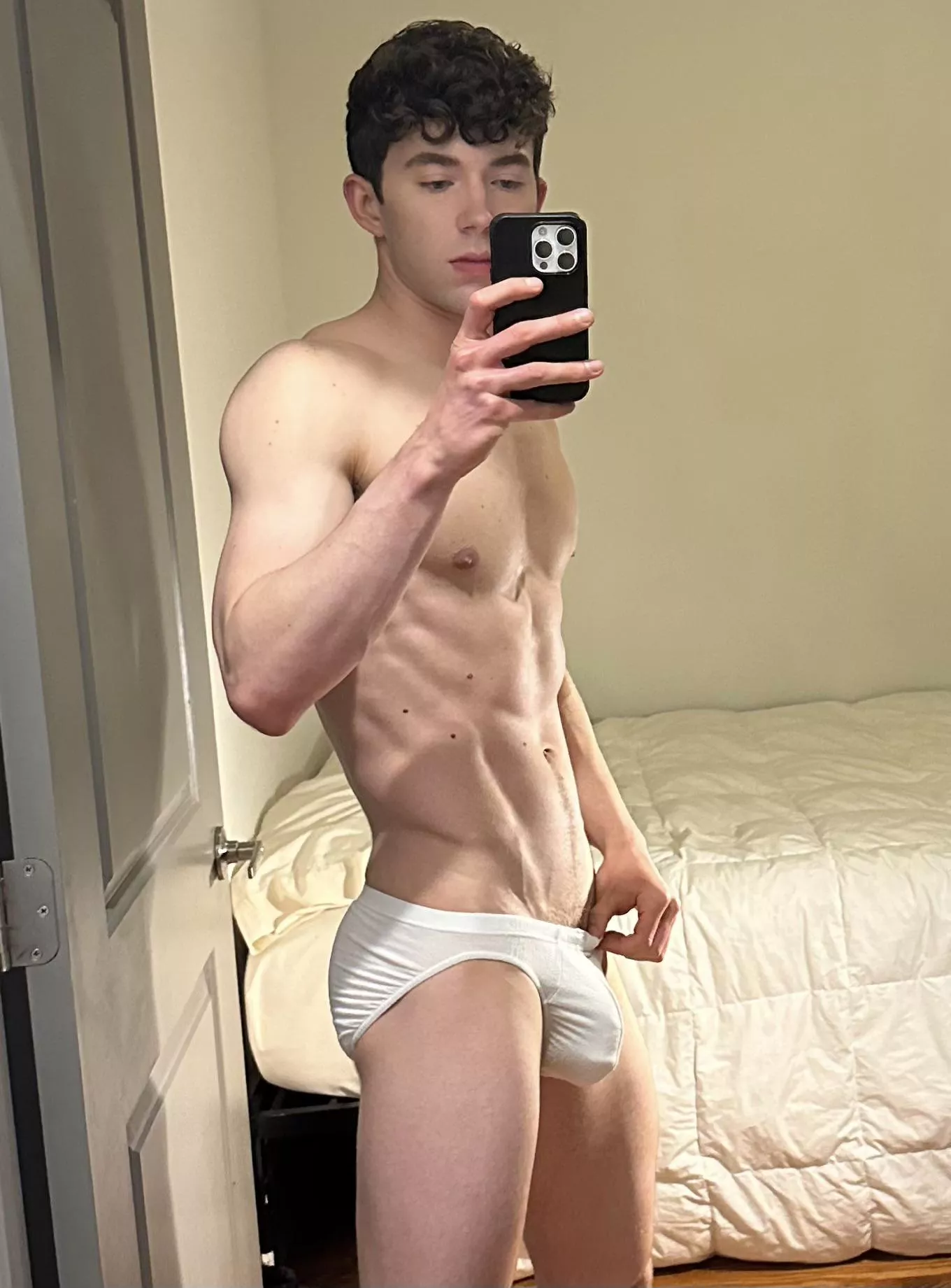 Come put your face in my bulge posted by ElsaGermaineRiley