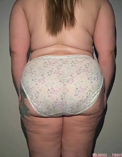 Happy Monday!🥰🌸 by Juici__Fruit