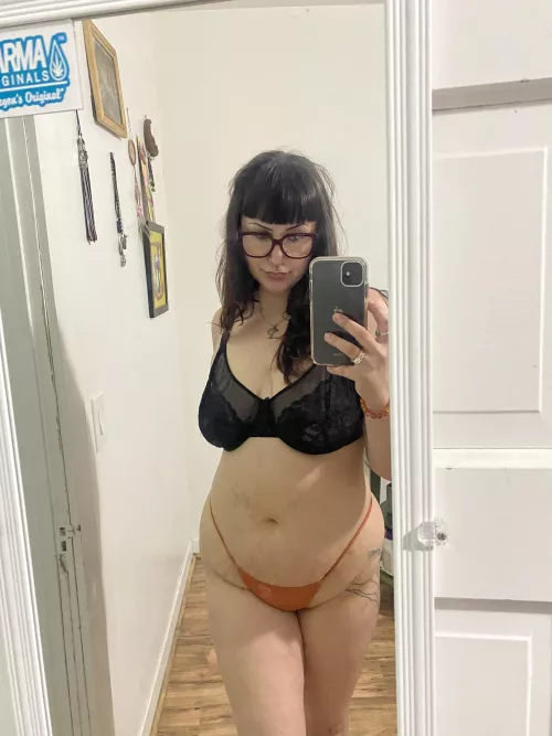 How’s your evening going💋 by Rough_Strawberry_777