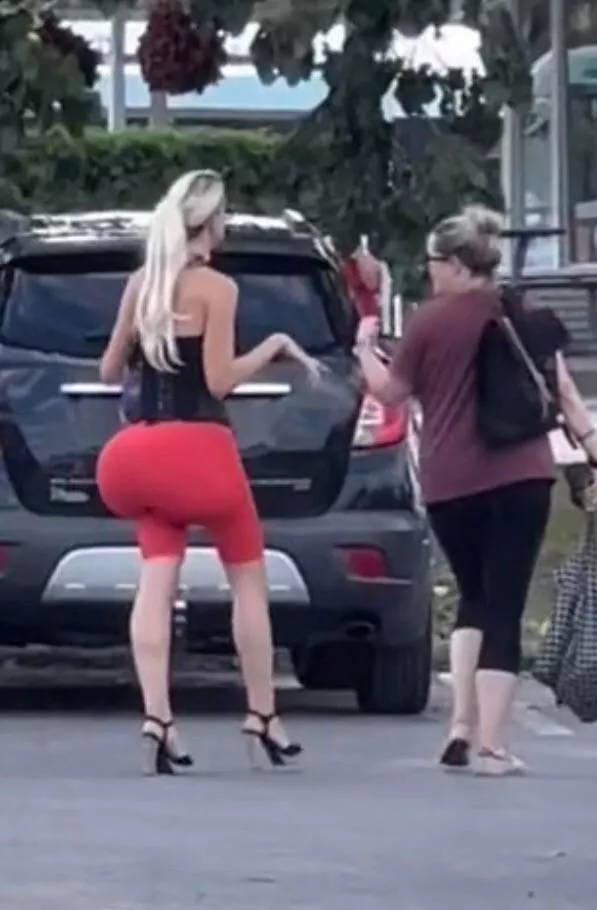 Love when it’s nothing but ass skinny legs and a giant diaper posted by No-Zombie1256