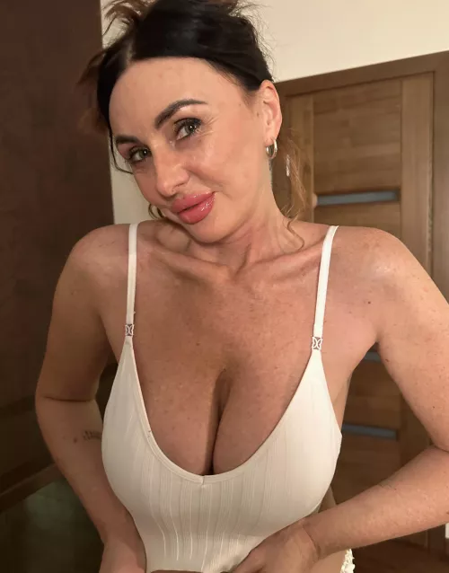 Naughty little mama next door .. by KTSPOT