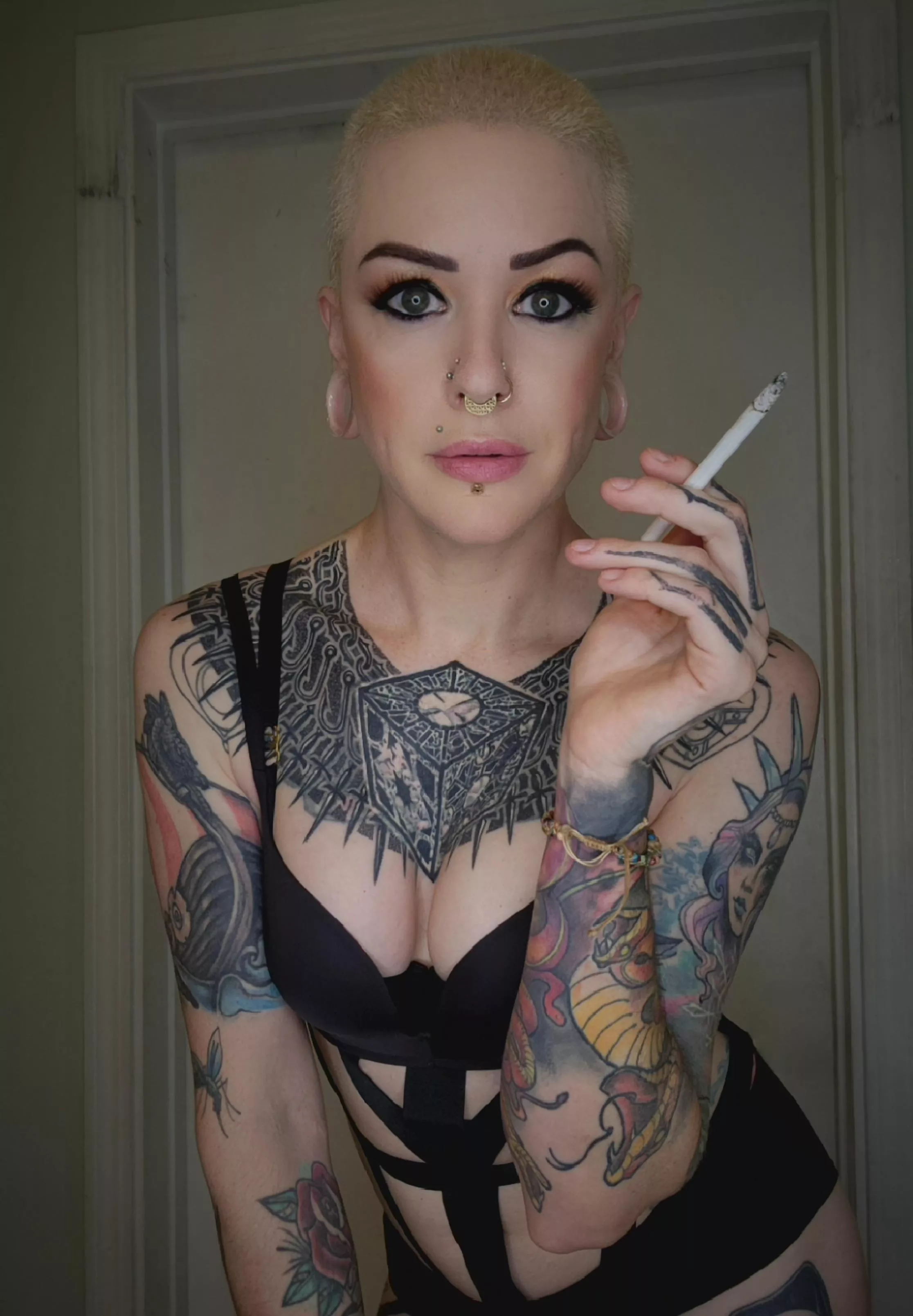 Who wants a dommy mommy?  posted by Smokinglace