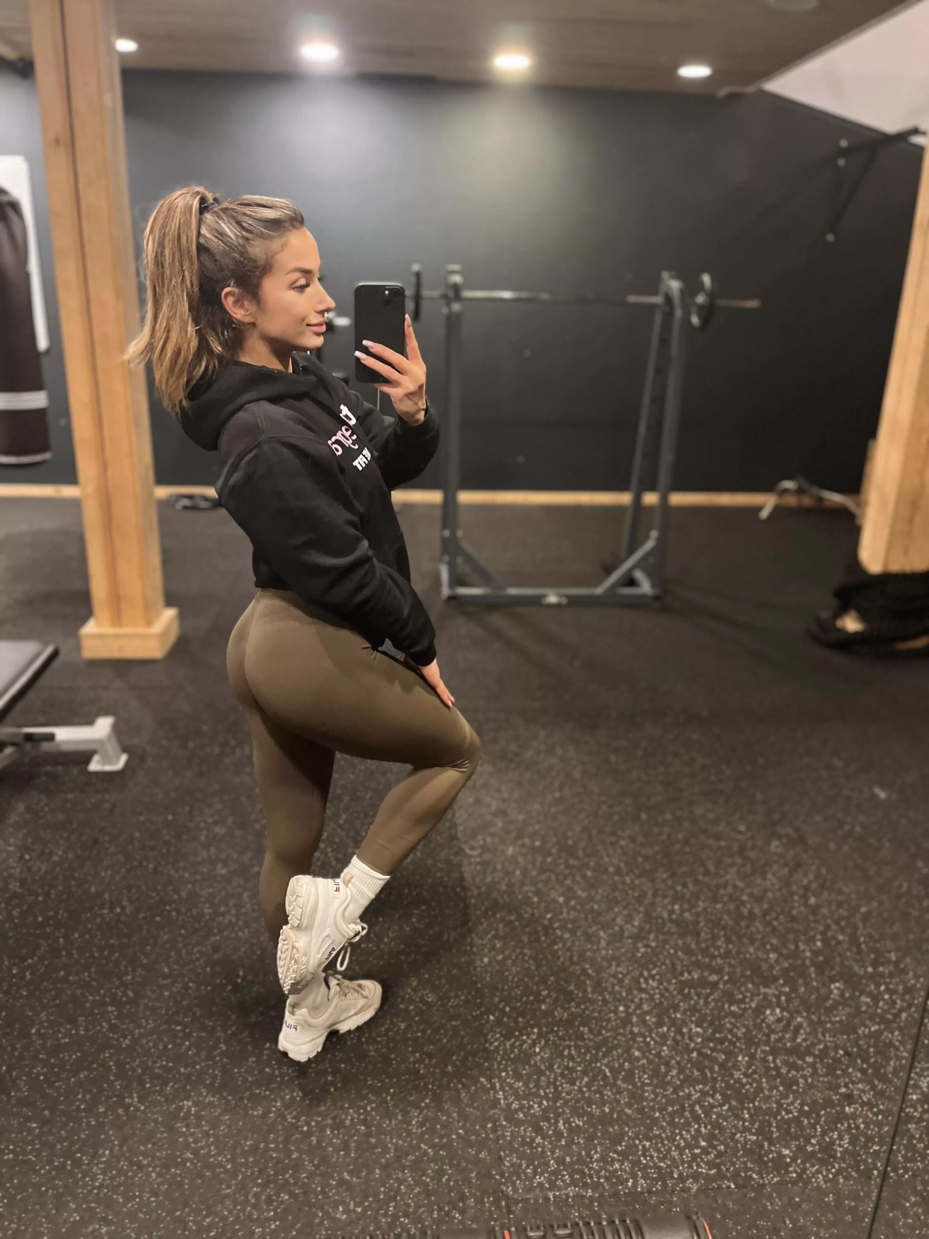 Would you believe it, when I say I'm tight as this leggings? posted by JessicaSilviane